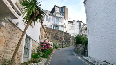 Narrow Hilly Street Awareness thumbnail