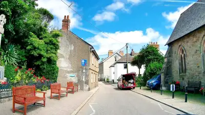 Navigating Obstructions in a Narrow Town thumbnail