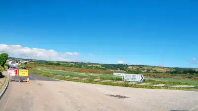 Yielding at Junction thumbnail