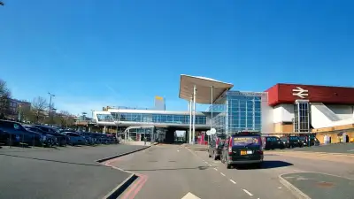 Station Approach Car Reversing & Taxi U-Turn thumbnail