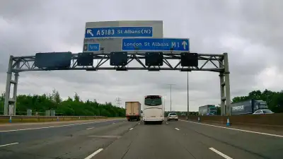 Bus Overtaking Without Early Signal thumbnail