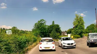 Vehicle Turning Right at Junction thumbnail